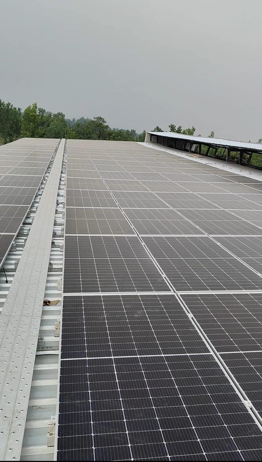 The 250 kW solar roof at the Farming Wagon plant